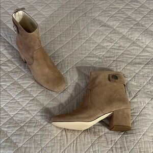 NWT! Nine West Quarryn Natural Suede Ankle Boots. Sz 8.5. Beautiful and comfy!